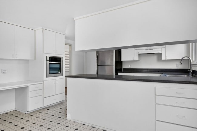 Building Photo - Beautifully Updated Single-Story 4BR Ranch with Designer Finishes & Spacious Fenced Yard!
