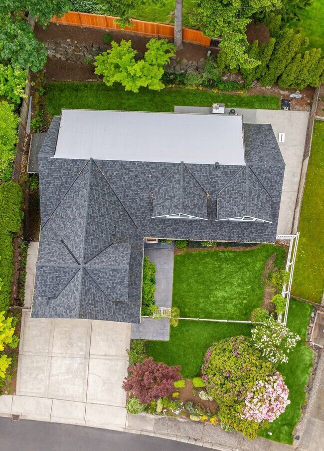 Building Photo - 5bd/2.75ba Bellevue Home