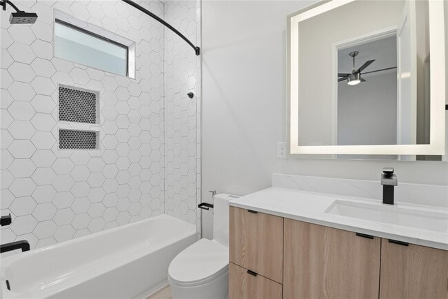 Building Photo - 529 Memorial Heights Dr