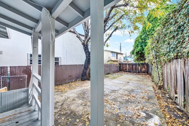 Building Photo - Modern Style Renovated 2 Bedroom 1 Bath House in Oakland -- Available Now!!!