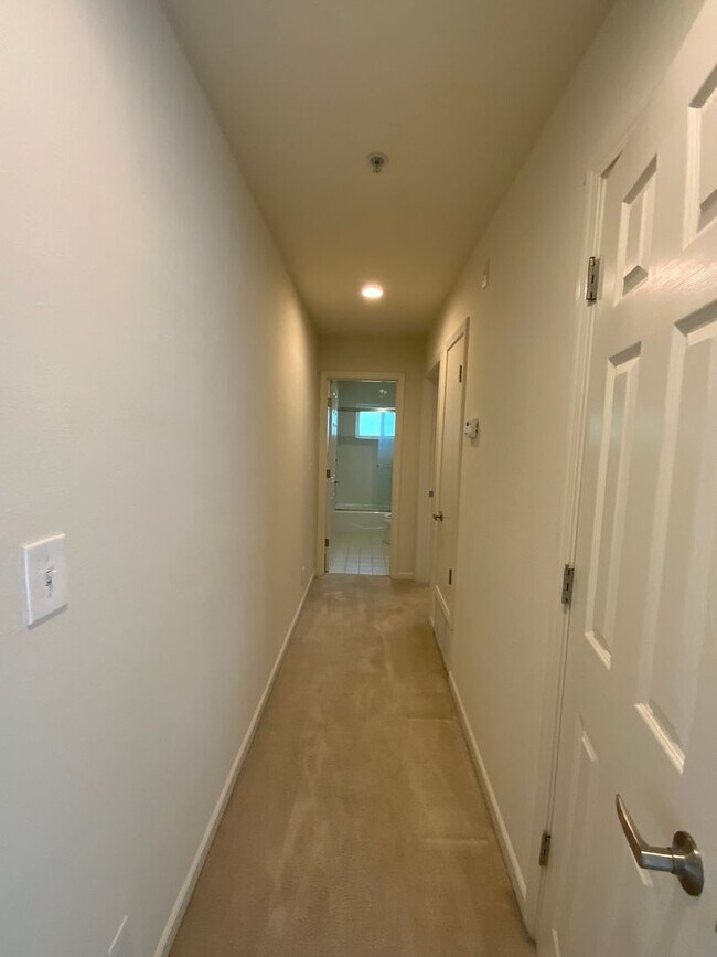 Building Photo - Spacious 2BD/2BA Apartment With Private Ba...