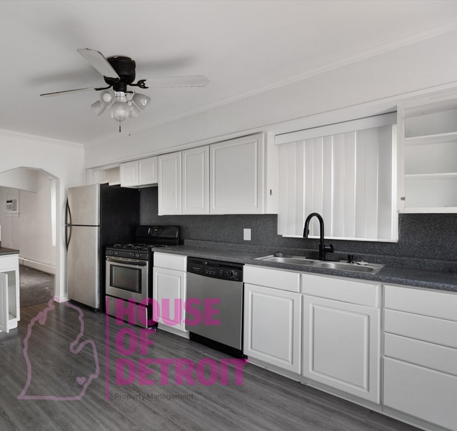 Building Photo - 2 BEDROOM | 1 BATH | FREE PRE SCREEN
