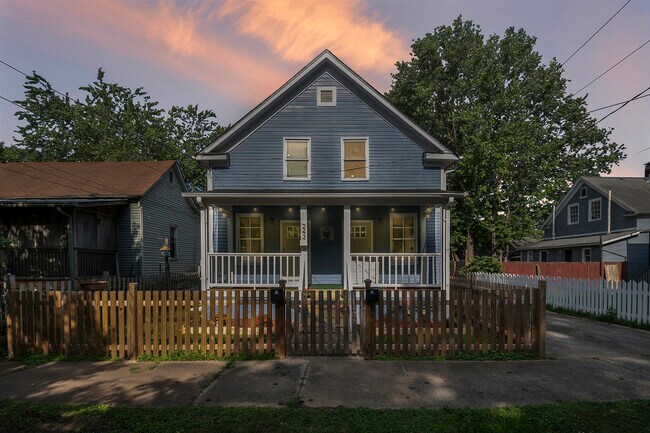 Building Photo - 243 Iswald St SE