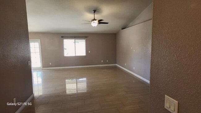 Building Photo - Immaculate 3 Bedroom 2 Bath House locate w...