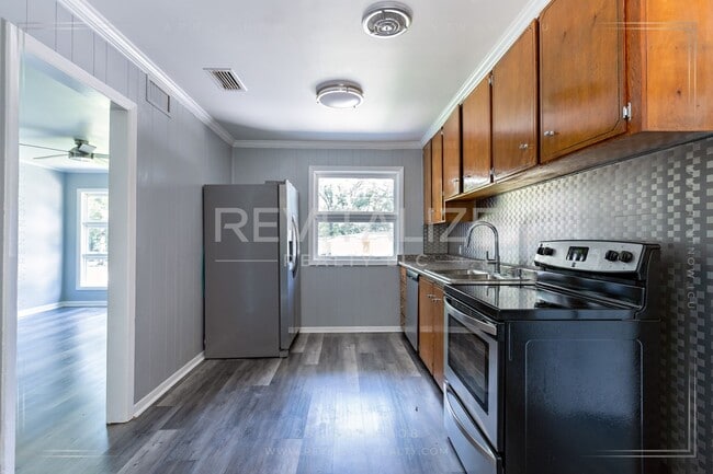Building Photo - Charming 3-Bedroom Home with Unique Dual E...