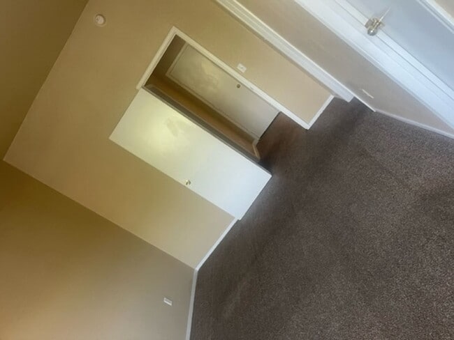 Building Photo - 3 Bedroom Townhouse!!