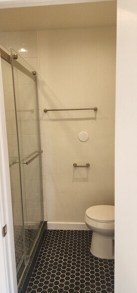 Building Photo - 950 N Kingsley Dr