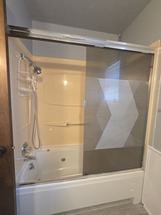 Building Photo - 3 Bedroom 1.5 Bath and 2 Garage home in Shawnee!