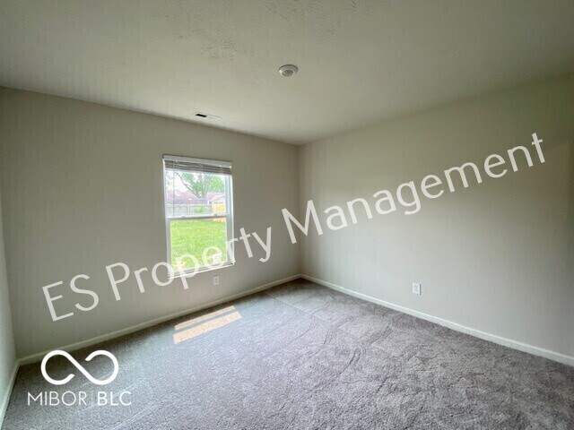 Building Photo - 2913 W Kings Cyn Dr