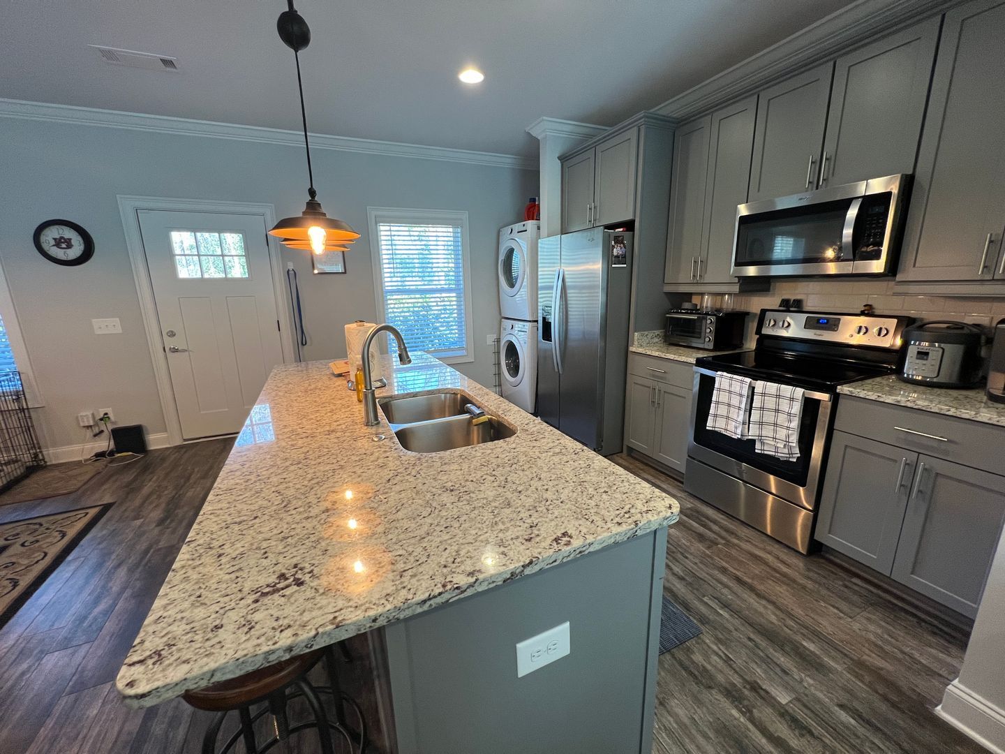 Building Photo - College Oaks E-106