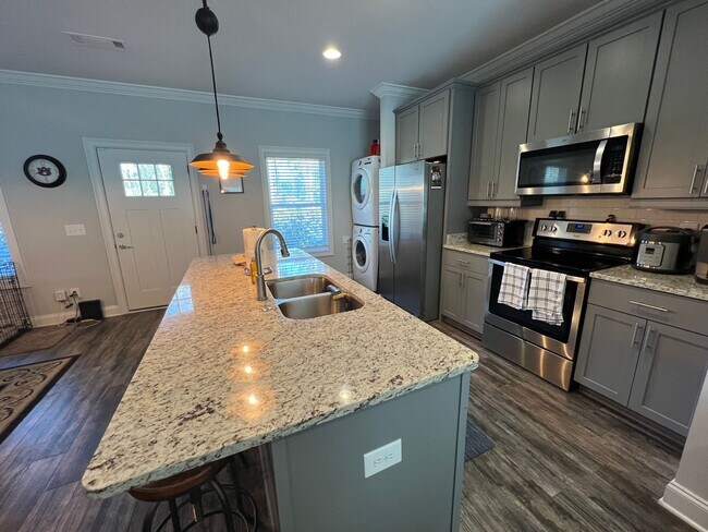 Building Photo - College Oaks E-106