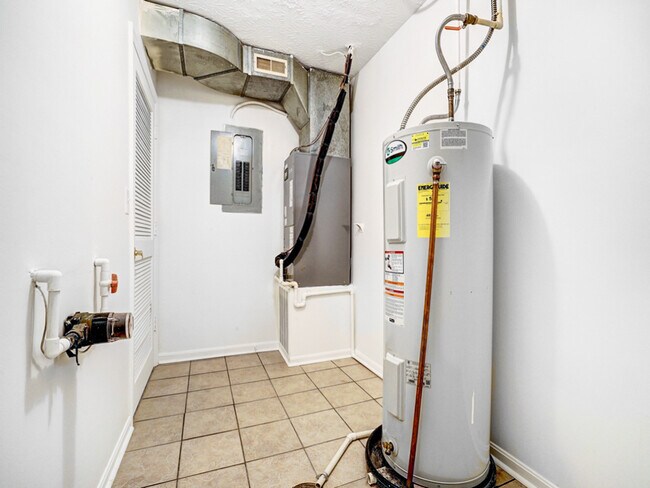 Building Photo - 1086 Pennington Ct