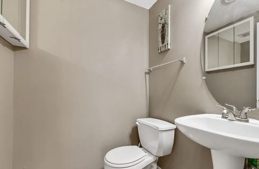 Building Photo - 5100 Holly Ln N