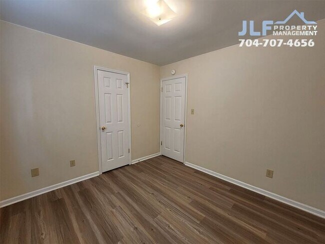 Building Photo - 2 Bed /1.5 Bath Duplex in Convenient Kanna...