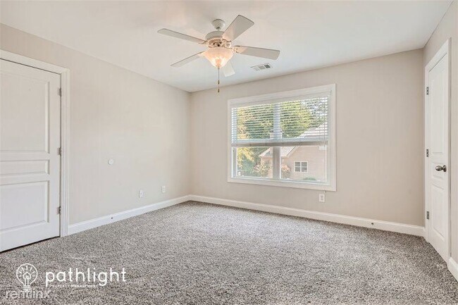 Building Photo - 6 br, 4 bath House - 102 Sandisfield Dr UNIT