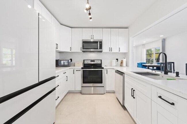Building Photo - 245 Sandpiper Ave
