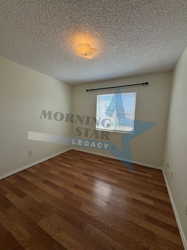 Building Photo - Spacious home in desirable location!