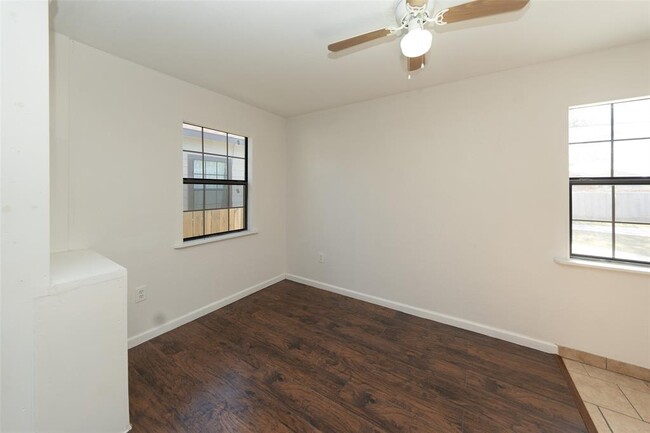 Building Photo - 9526 Nyssa St