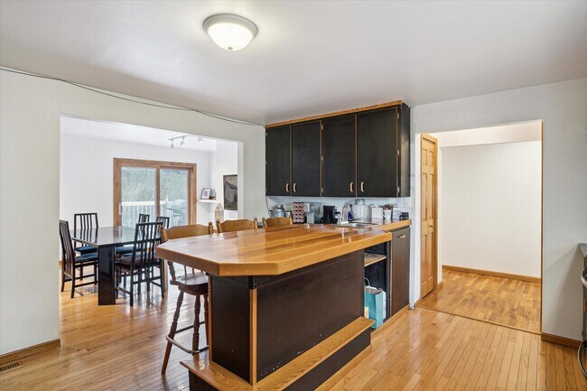 Building Photo - 5695 Hinkley Rd