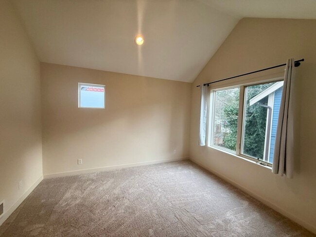 Building Photo - Columbia City Townhome