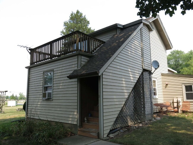 Building Photo - 1 Bed 1 Bath Upper Unit