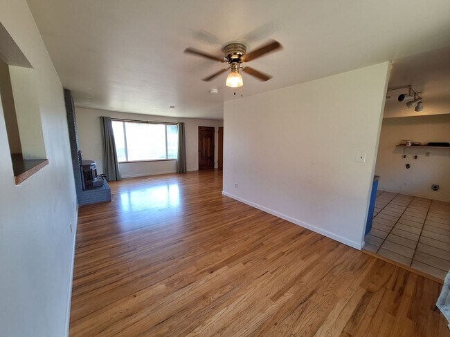 Building Photo - 5867 Madrona Dr