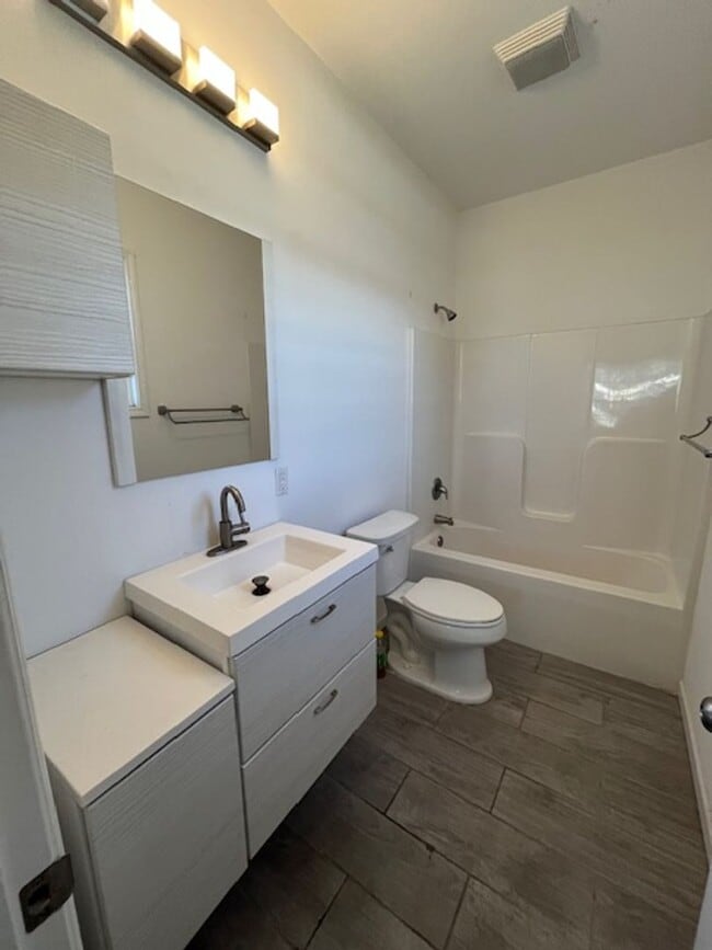 Building Photo - 3 bedroom, 2 bathroom built in 2020 near downtown!