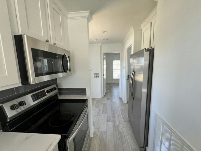 Building Photo - 16 Carl St