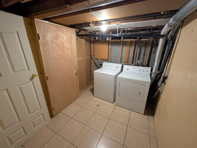 Building Photo - Spacious 6-Bedroom Home with 2 Kitchens! R...
