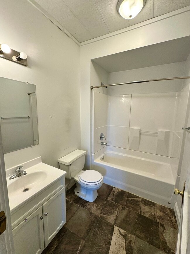 Building Photo - 4 Bedroom / 2 Bath House - Near SEMO's Cam...
