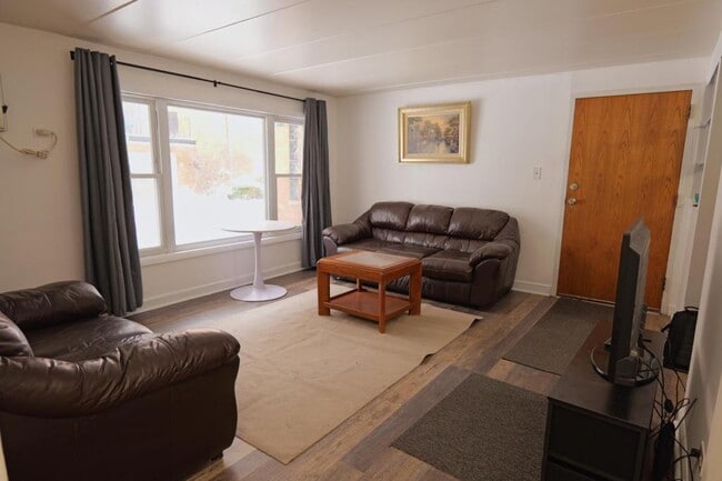 Building Photo - 10811 S Lloyd Dr