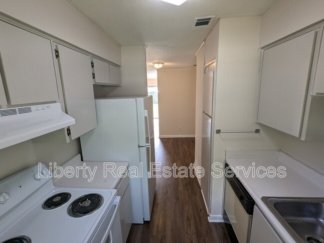 Building Photo - 979 Live Oak Dr