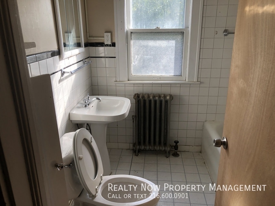 Building Photo - 1499 Maple Rd