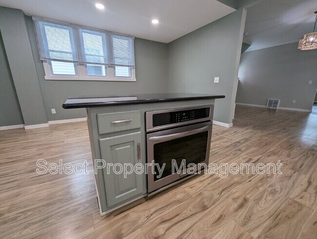 Building Photo - 603 Lavina St