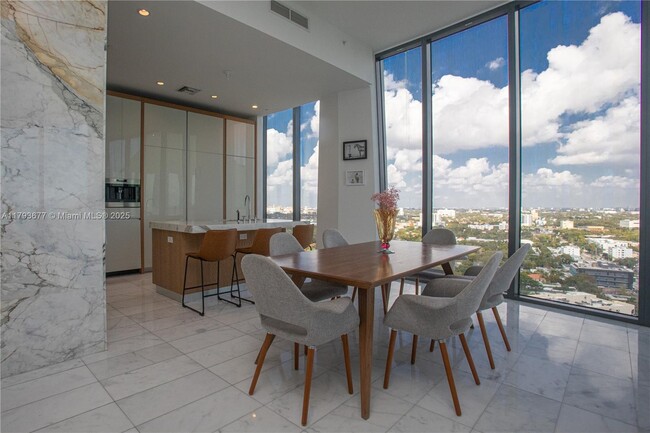 Building Photo - 2821 S Bayshore Dr