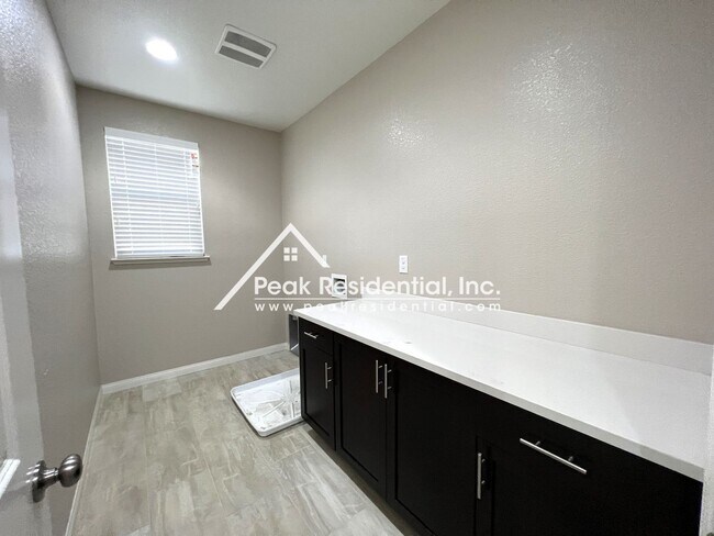 Building Photo - Updated 4bd/3ba Fair Oaks Home with Large ...