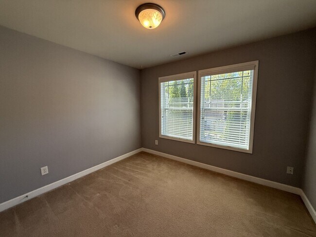 Building Photo - 3 Bedroom in Huntersville with Fenced Back...