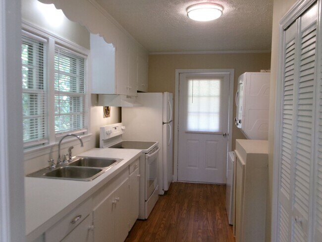 Building Photo - 3 bedroom, 1 bath home conveniently locate...