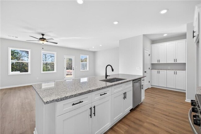 Building Photo - 548 Madison St