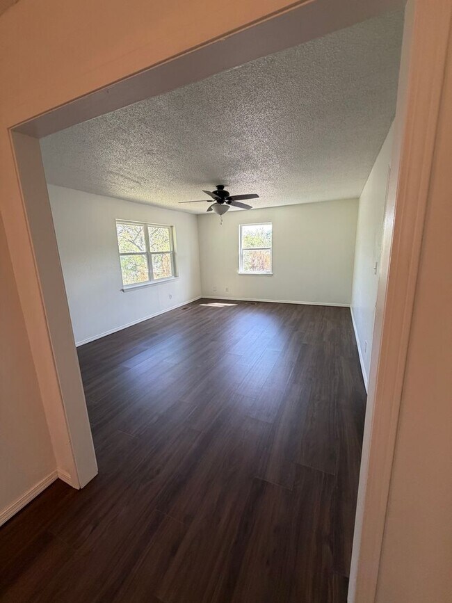 Building Photo - Spacious 4 Bed Home in Prime Claremore Location