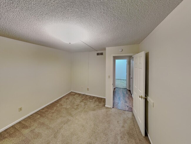 Building Photo - 162 E 12th Ave