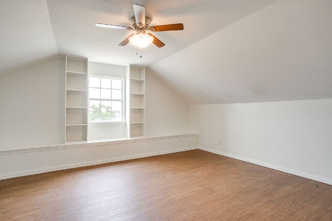 Building Photo - Updated Duplex in Weatherford with large y...