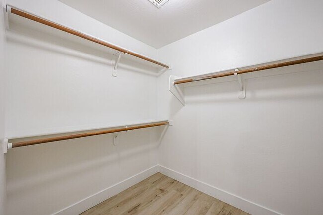 Building Photo - Beautiful 4 Bed 2000+ SFT property in Wind...