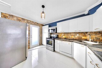 Building Photo - 2 bedroom in Miami FL 33179