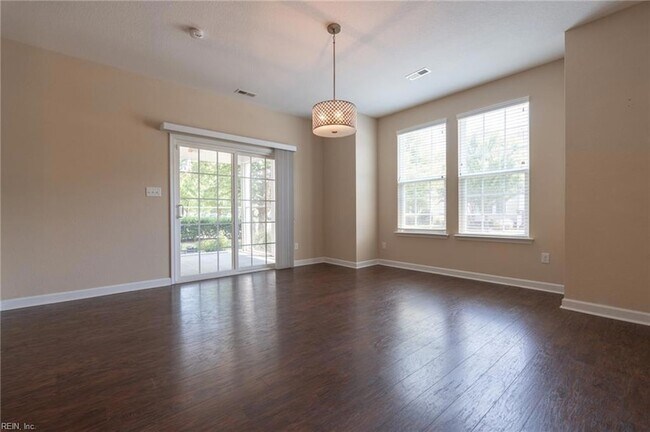 Building Photo - 302 Milton Ct