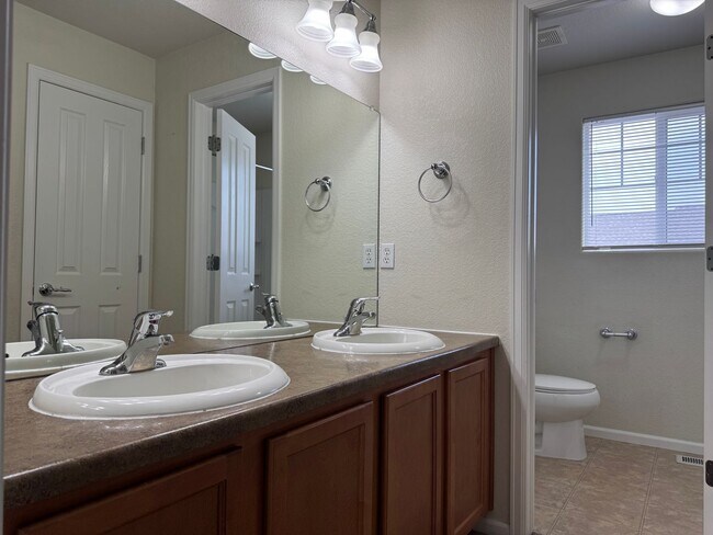 Building Photo - 7681 Sandy Springs Point