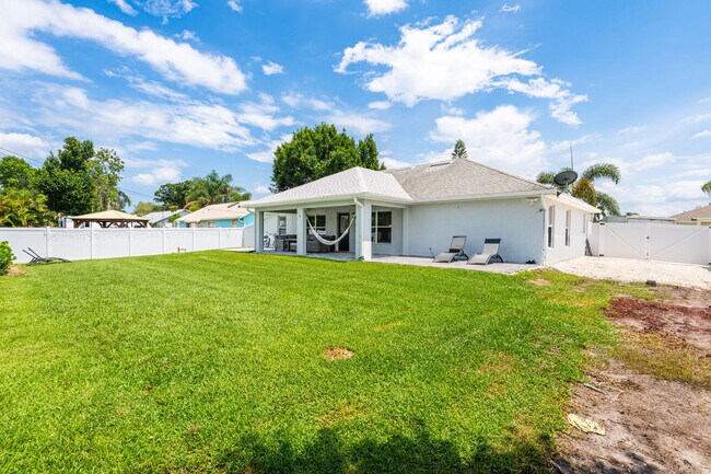 Building Photo - 249 SW Aubudon Ave