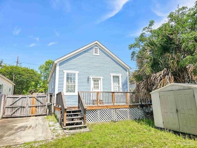 Building Photo - 919 E La Rua St