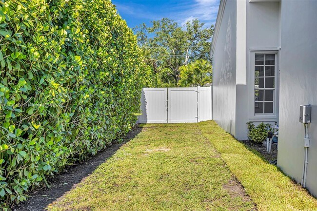 Building Photo - 6841 SW 71st Ave
