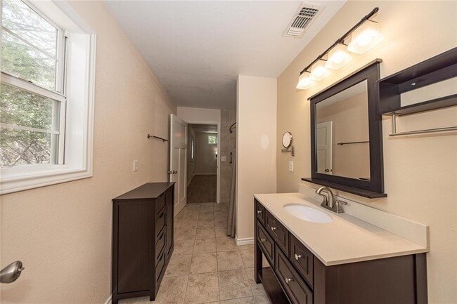 Building Photo - 400 Oak Knob Dr